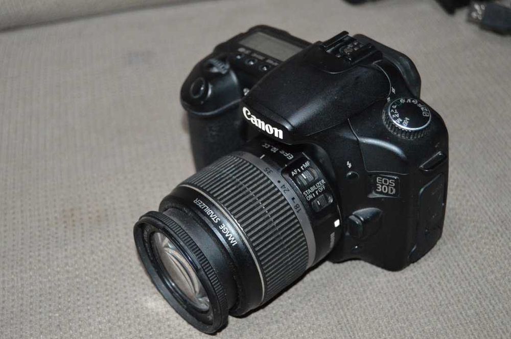 Camera foto DSLR Canon Eos 30D + obiectiv 18-55mm