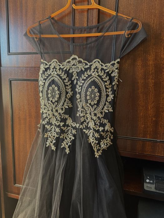Елегантна черна рокля с бродерия