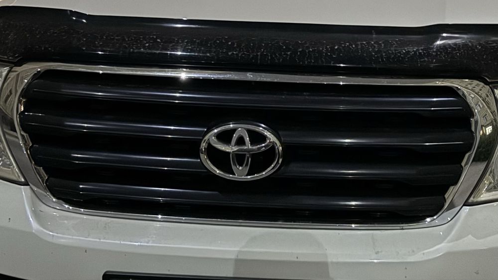 Продам решотка Тойота Ленд Крузер 200 в хорошем состояние оригинал