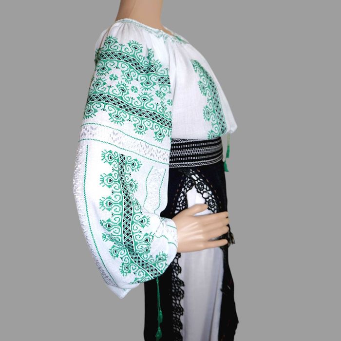 Costum popular cu ie lucrata manual si catrinte fir metalic S-M