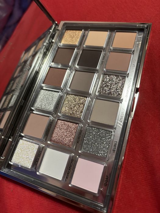 Палитра сенки за очи huda beauty ICY NUDE