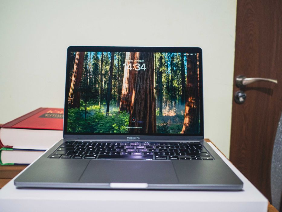 Apple MacBook Pro 13" M1 • 8GB RAM • 256GB SSD • Лаптоп като нов