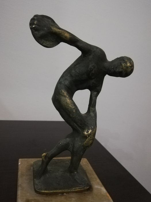 Красива статуетка от месинг. Дискохвъргач.