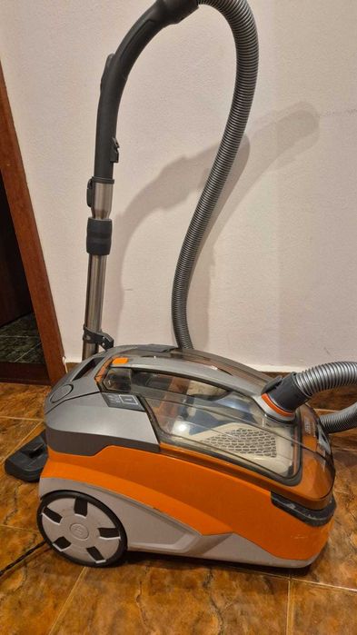 Aspirator cu filtru de apa