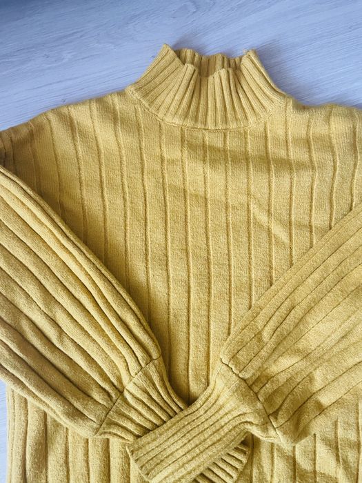 Желтый свитер