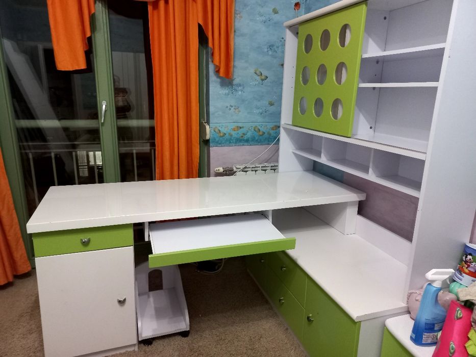 Голямо бюро с шкафове и Легло за детска стая