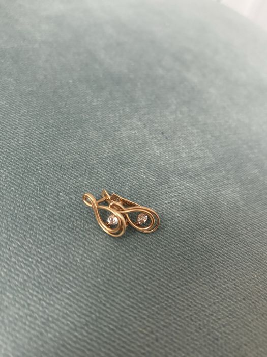 Продам золотые серьги