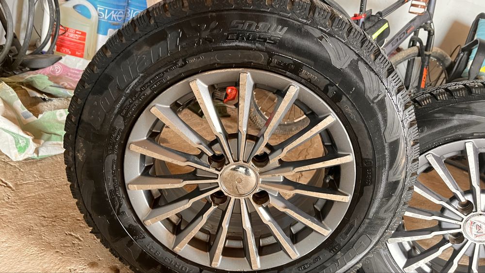 Продам косплект шин с титанкой