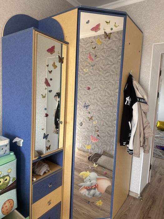 Продаю Детский гарнитур: 2 шкафа, стол с полками, угловой стеллаж