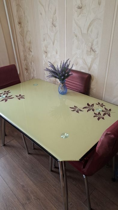 Стеклянный кухонный стол 130×80 и 4 стула.
