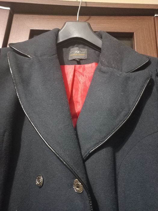 Palton negru, elegant , cambrata în talie.