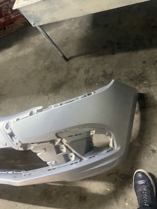 Продам бампер Передний на гранту фл