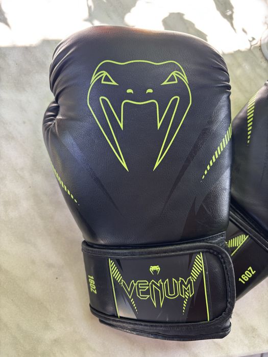 Боксови ръкавици - VENUM IMPACT BOXING GLOVES - BLACK/neon green