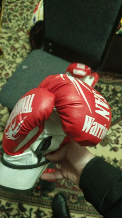 Boks perchatka 1 Marta musoboqaga kiyilgan