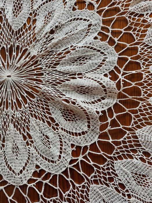 Голяма покривка
Плетена на една кука