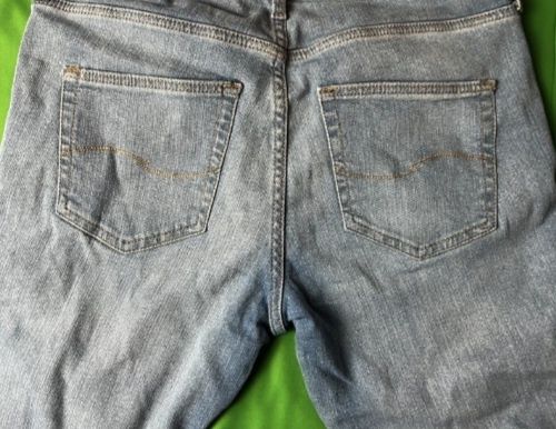 Blugi albaștrii deschis