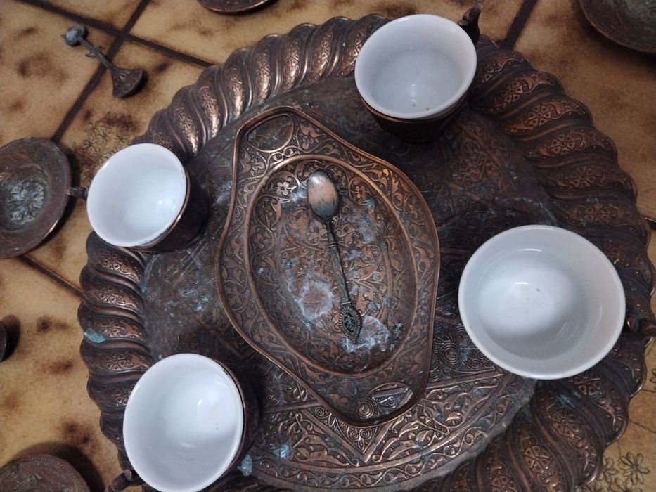 Комплект старинен сервиз за чай или кафе изработен от мед. 
Идеален за