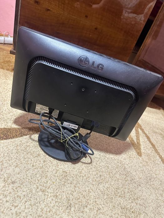 monitor LG cu cablu de alimentare și cablu D-Sub.