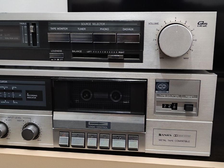 Linie JVC compusă din amplificator și Deck