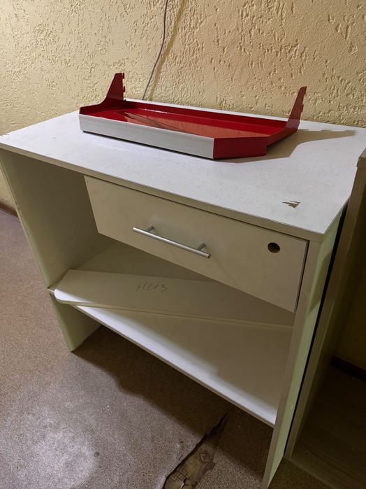 Стеллажи , деревянные витрины