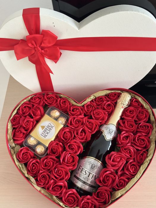 Подаръчна кутия сърце с вечни рози и шампанско