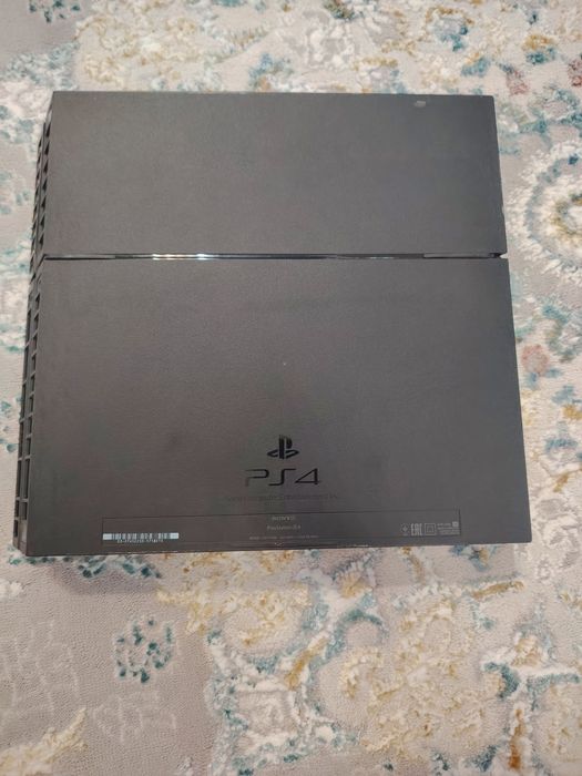 Продам пс4 среднее состояние 1 джостик и 12 игр