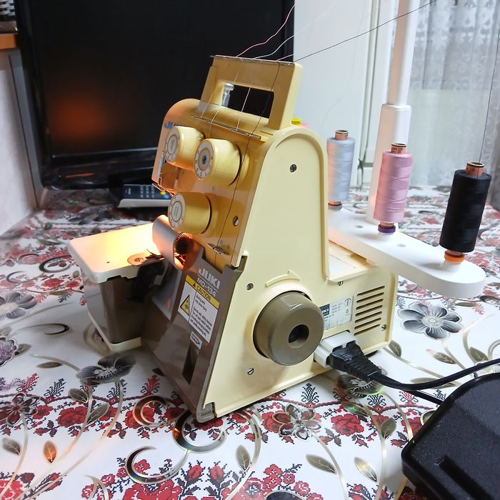 Masina de surfilat cu 2 ace 4 fire JUKI