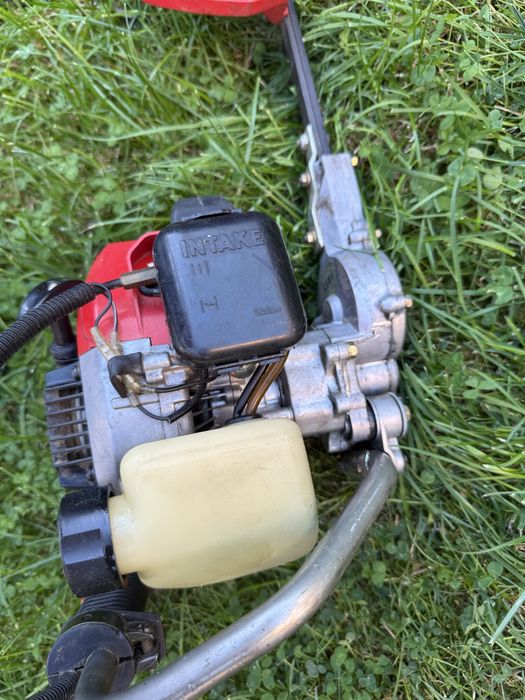 Motocoasa motounealta pe benzina tuns gard viu