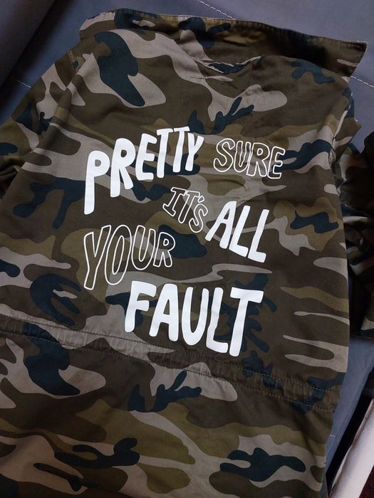 Камуфляжная джинсовая куртка Pull & Bear