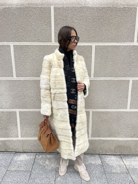 Haina lunga din blana naturala de vizon culoarea untului