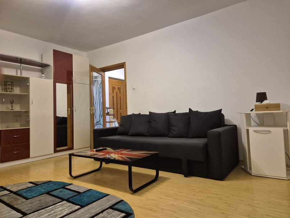 Garsoniera mare 40 mp de închiriat in bloc de apartamente