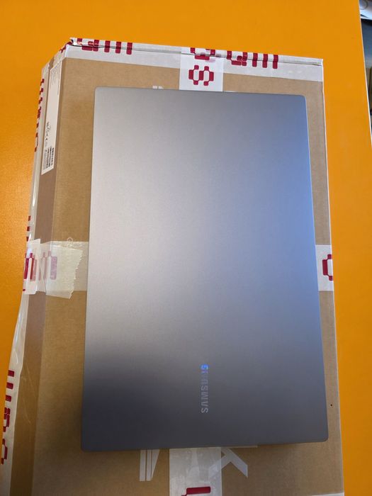 Samsung Book4, 15.6" Core i3, 8GB RAM 256GB SSD  open box factura