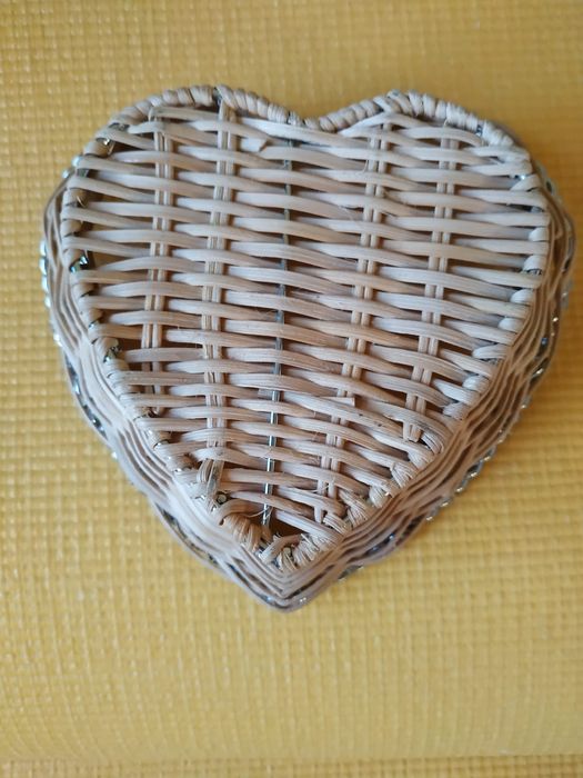 Ваза плетеная в форме сердечка
