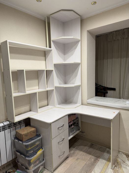 Стол для детской комнаты с полками