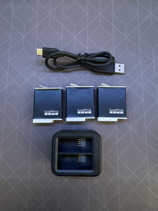 GoPro Hero 11 Black + 2 Baterii + Alte accesorii