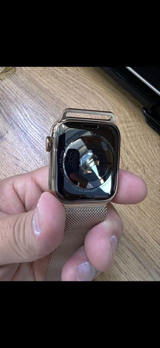 Продаются Apple Watch Series 4