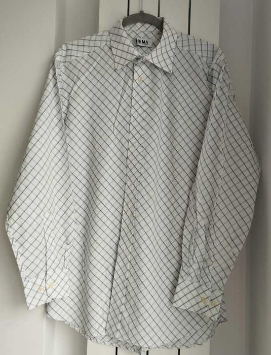 Camasa alba in carouri