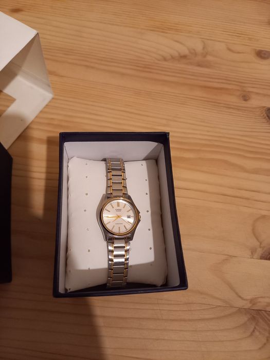 Продам женские часы