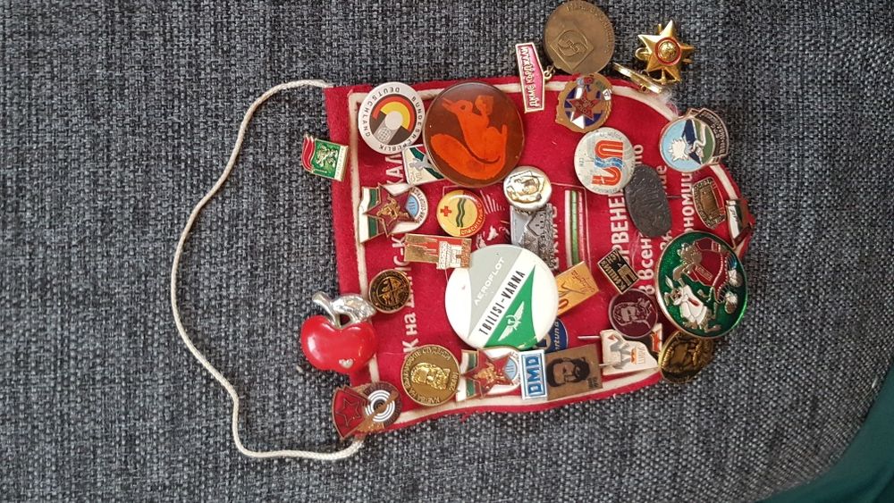 Продавам колекция от стари значки