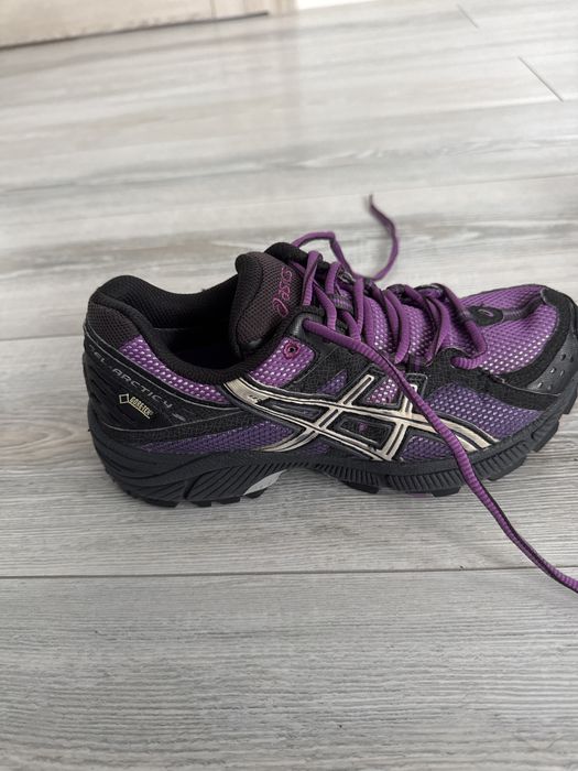 Маратонки Asics-неразличими от нови!