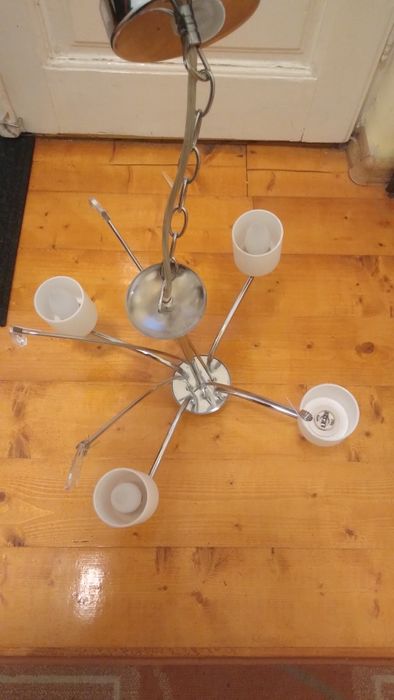 Lustră și veioze din sticlă.