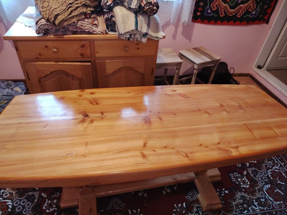 Mese și scaune de vânzare