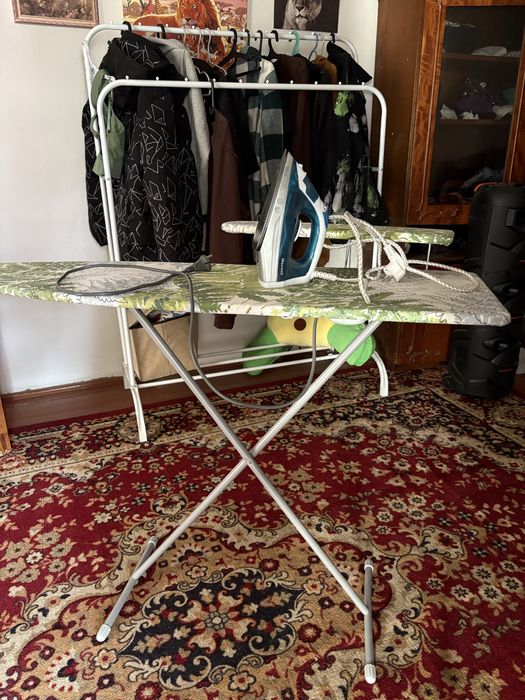 Утюг и гладильная доска