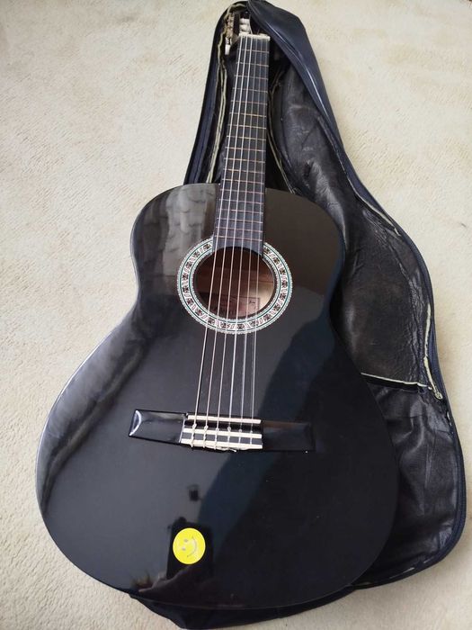 класическа китара за дете около 7 години