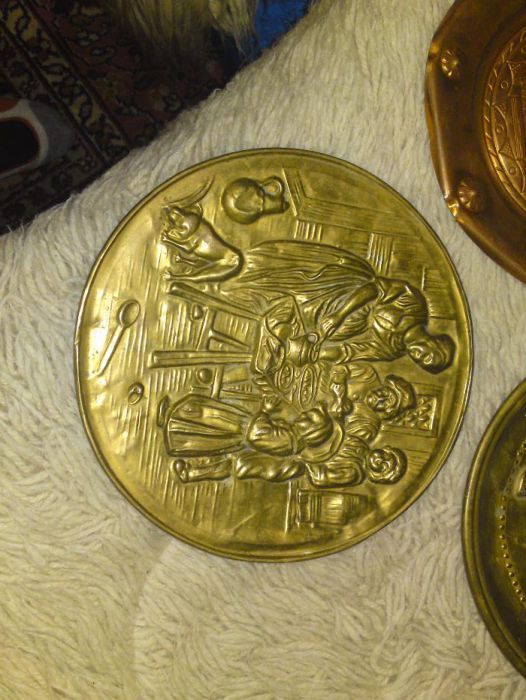 Продавам медни декоративни чиний