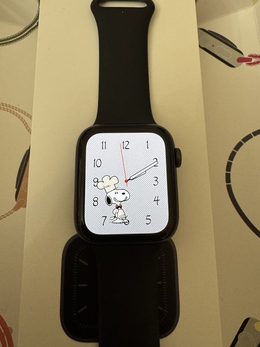 Смартчасы Apple Watch 5 серии на 44 мм черные