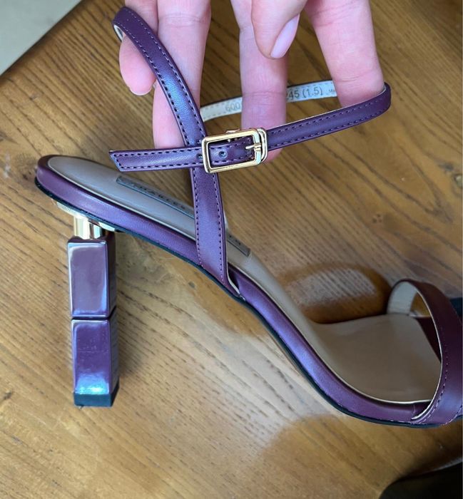 Продам новые босоножки, марка charles & keith