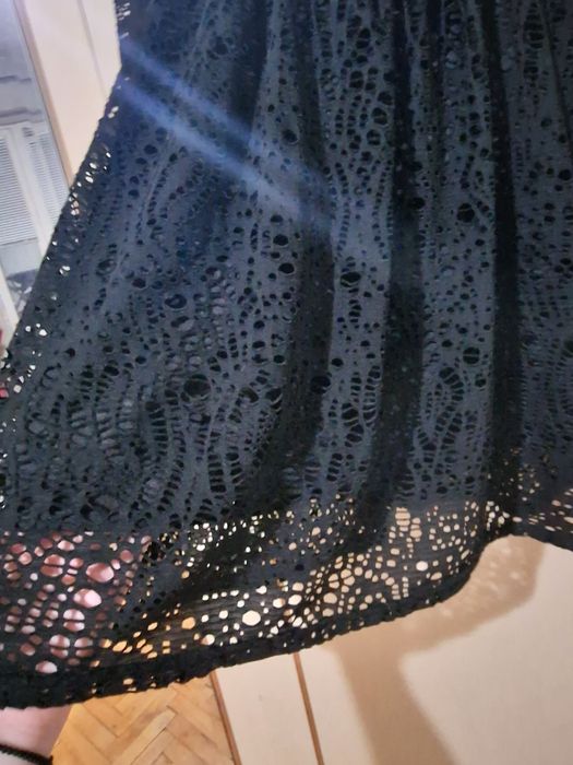 Черна дантелена къса рокля.