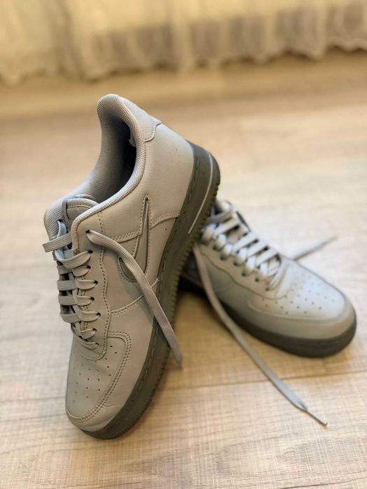 Vand adidasi barbati Nike Air Force 1 gri, marimea 42.5