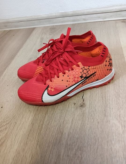 Ghete de fotbal mărimea 38,5